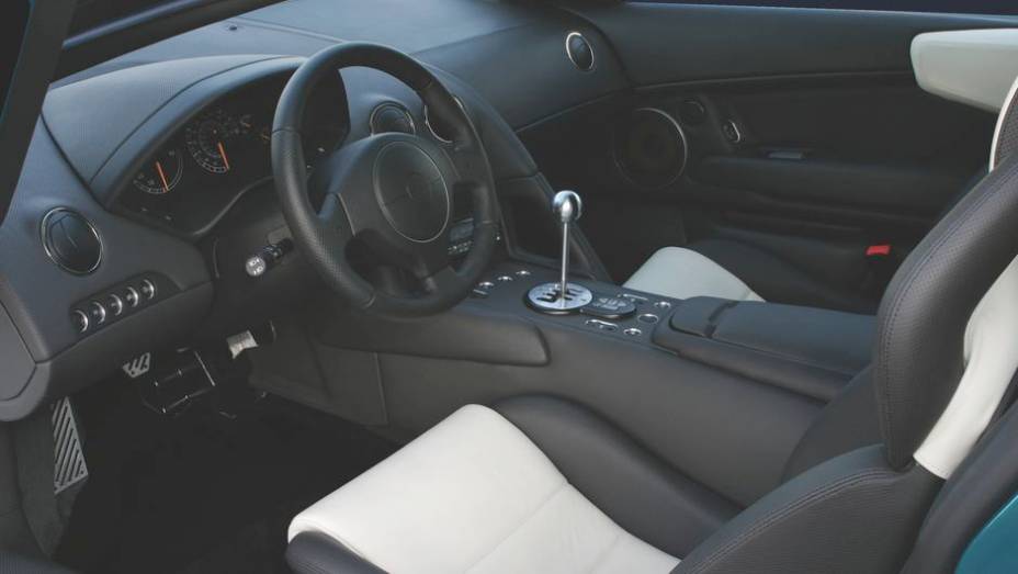 Murciélago 40º 2003 - CD-Player Alpine, plaquetas de identificação, uma maleta de fibra de carbono e até sistema opcional de navegação por satélite era outros recursos do 40º | <a href="%20https://gutenberg.quatrorodas.abril.com.br/reportagens/classicos/festa-bolonhes" rel="migration"></a> Murciélago 40º 2003 - CD-Player Alpine, plaquetas de identificação, uma maleta de fibra de carbono e até sistema opcional de navegação por satélite era outros recursos do 40º | <a href="%20https://gutenberg.quatrorodas.abril.com.br/reportagens/classicos/festa-bolonhes" rel="migration"></a>