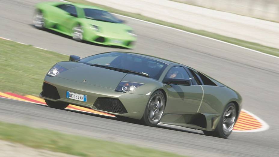 Murciélago LP 640 2006 - Com preparação de 640 cv, ele era oferecido com câmbio manual ou semi-automático E-Gear | <a href="%20https://gutenberg.quatrorodas.abril.com.br/reportagens/classicos/festa-bolonhesa-741081.shtml" rel="migration">Leia mais</a>
