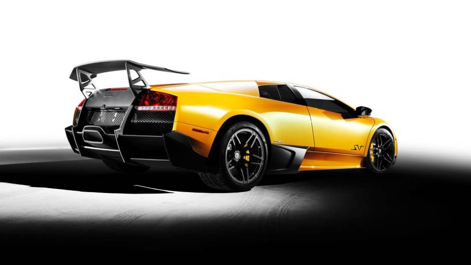 Murciélago LP 670-4 SuperVeloce - Marcando a evolução constante do modelo, o SuperVeloce contava com um V12 de 6.5 litros e 670 cv, com que ele voava até 342 km/h | <a href="%20https://gutenberg.quatrorodas.abril.com.br/reportagens/classicos/festa-bolonhesa-741081.sht" rel="migration"></a>