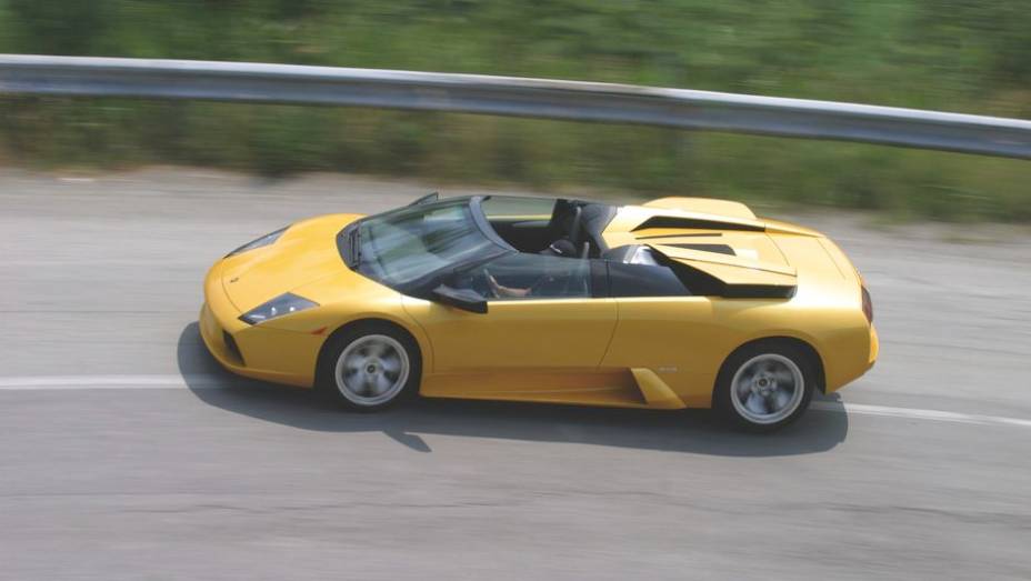 Murciélago Roadster 2004 - Lançado no Salão de Genebra de 2004, ele tinha tração nas quatro rodas e não deveria passar de 16t0 km/h com seu teto removível | <a href="%20https://gutenberg.quatrorodas.abril.com.br/reportagens/classicos/festa-bolonhesa-741081.shtml" rel="migration">Leia</a>