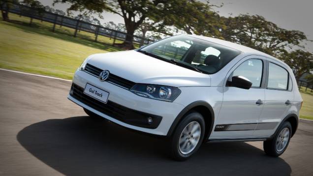 Suspensão é elevada em 23 milímetros em relação à versão convencional. <a href="https://gutenberg.quatrorodas.abril.com.br/carros/lancamentos//volkswagen-apresenta-novo-gol-track-741545.shtml" rel="migration">Leia mais</a> Suspensão é elevada em 23 milímetros em relação à versão convencional. <a href="https://gutenberg.quatrorodas.abril.com.br/carros/lancamentos//volkswagen-apresenta-novo-gol-track-741545.shtml" rel="migration">Leia mais</a>