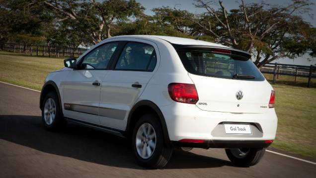 Alguns dos difenciais visuais: adesivo e soleira na lateral, aerofólio em preto e área da placa adesivada. <a href="%20https://gutenberg.quatrorodas.abril.com.br/carros/lancamentos//volkswagen-apresenta-novo-gol-track-741545.shtml" rel="migration">Leia mais</a> Alguns dos difenciais visuais: adesivo e soleira na lateral, aerofólio em preto e área da placa adesivada. <a href="%20https://gutenberg.quatrorodas.abril.com.br/carros/lancamentos//volkswagen-apresenta-novo-gol-track-741545.shtml" rel="migration">Leia mais</a>