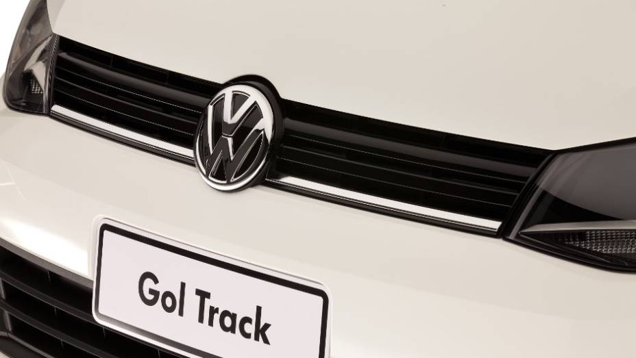 Filete cromado diferencia a grade frontal da versão. <a href="https://gutenberg.quatrorodas.abril.com.br/carros/lancamentos//volkswagen-apresenta-novo-gol-track-741545.shtml" rel="migration">Leia mais</a>