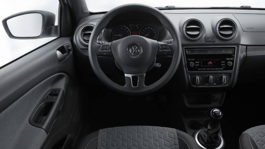 Interior traz alguns diferenciais, como os detalhes dos bancos. <a href="https://gutenberg.quatrorodas.abril.com.br/carros/lancamentos//volkswagen-apresenta-novo-gol-track-741545.shtml" rel="migration">Leia mais</a>