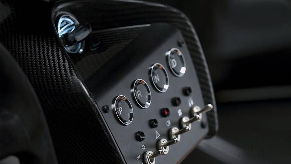 O conceito é uma homenagem ao DBR1 de 1959 da empresa que venceu em Le Mans | <a href="https://gutenberg.quatrorodas.abril.com.br/noticias/fabricantes/aston-martin-revela-cc100-concept-741740.shtml" rel="migration">Leia mais</a>