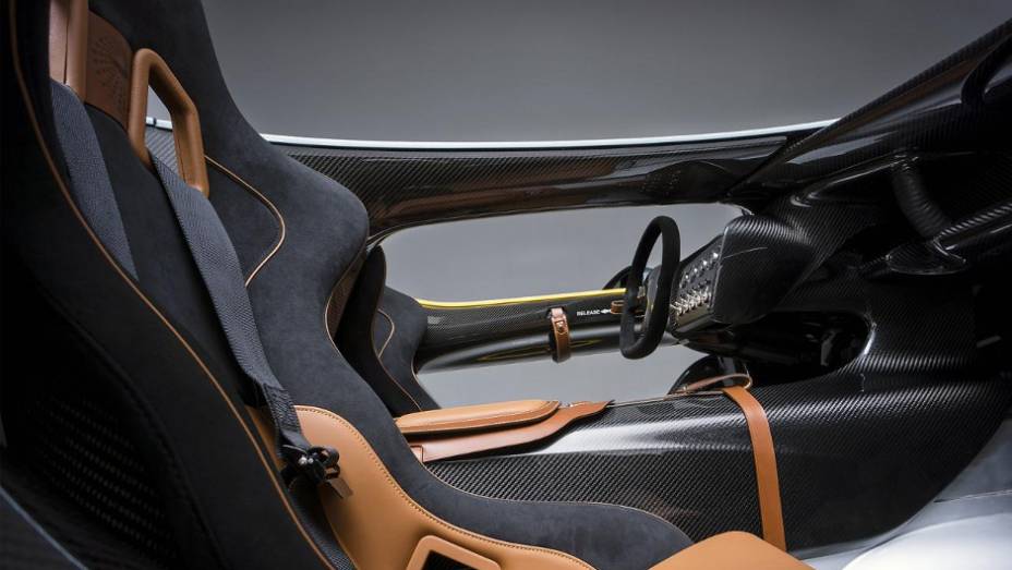 Carro tem uma configuração speedster clássica, com dois lugares, e com linhas modernas | <a href="https://gutenberg.quatrorodas.abril.com.br/noticias/fabricantes/aston-martin-revela-cc100-concept-741740.shtml" rel="migration">Leia mais</a>