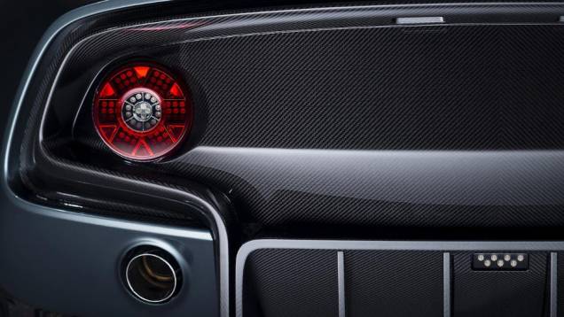 Com seu corpo todo trabalhado em fibra de carbono, veículo conta com motor V12 de 6,0 litros associado a uma caixa manual automatizada de 6 velocidades | <a href="%20https://gutenberg.quatrorodas.abril.com.br/noticias/fabricantes/aston-martin-revela-cc100-concept-7417" rel="migration"></a> Com seu corpo todo trabalhado em fibra de carbono, veículo conta com motor V12 de 6,0 litros associado a uma caixa manual automatizada de 6 velocidades | <a href="%20https://gutenberg.quatrorodas.abril.com.br/noticias/fabricantes/aston-martin-revela-cc100-concept-7417" rel="migration"></a>