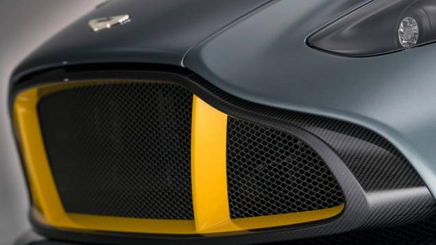 Com aproximadamente 4,5 metros de comprimento e cerca de 2 metros de largura, o Aston Martin CC100 concept tem um peso bruto estimado em menos de 1.200 kg | <a href="%20https://gutenberg.quatrorodas.abril.com.br/noticias/fabricantes/aston-martin-revela-cc100-concept-7" rel="migration"></a> Com aproximadamente 4,5 metros de comprimento e cerca de 2 metros de largura, o Aston Martin CC100 concept tem um peso bruto estimado em menos de 1.200 kg | <a href="%20https://gutenberg.quatrorodas.abril.com.br/noticias/fabricantes/aston-martin-revela-cc100-concept-7" rel="migration"></a>