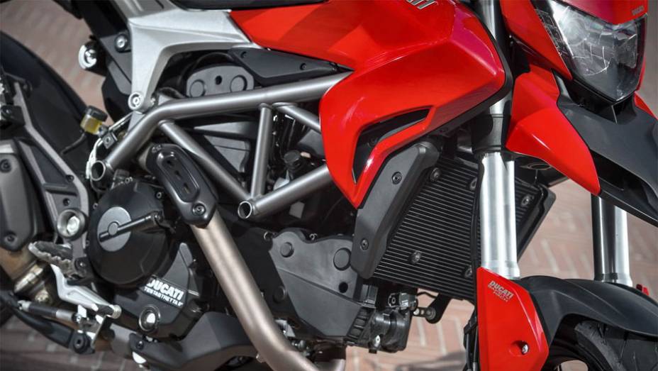 A Hyperstrada está equipada com a última geração do motor Ducati Testastretta 11° de 821 cc | <a href="https://gutenberg.quatrorodas.abril.com.br/moto/noticias/ducati-revela-hyperstrada-2013-742105.shtml" rel="migration">Leia mais</a>