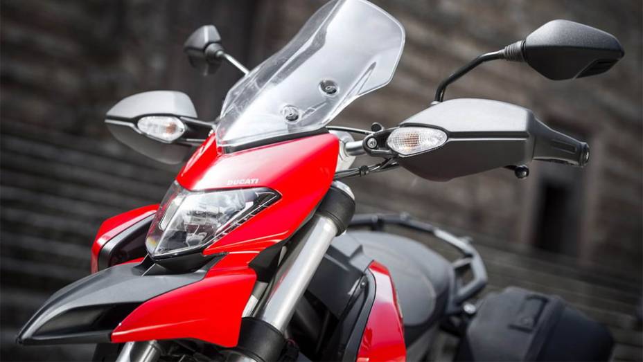 A motocicleta conta com o Pacote de Segurança Ducati com ABS de dois níveis | <a href="https://gutenberg.quatrorodas.abril.com.br/moto/noticias/ducati-revela-hyperstrada-2013-742105.shtml" rel="migration">Leia mais</a>