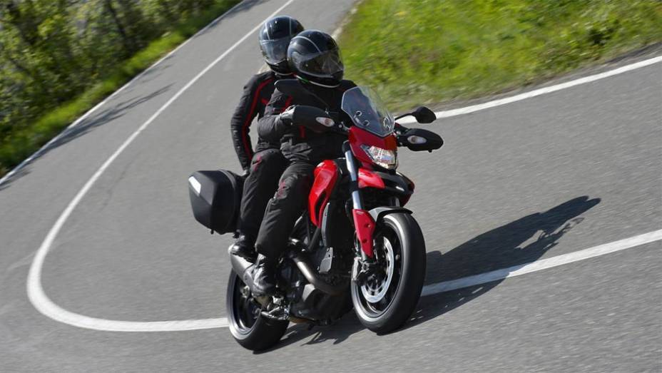 Moto conta também com controle de tração com oito níveis e ainda modos de pilotagem integrados (Riding, Touring e Urban) | <a href="https://gutenberg.quatrorodas.abril.com.br/moto/noticias/ducati-revela-hyperstrada-2013-742105.shtml" rel="migration">Leia mais</a>