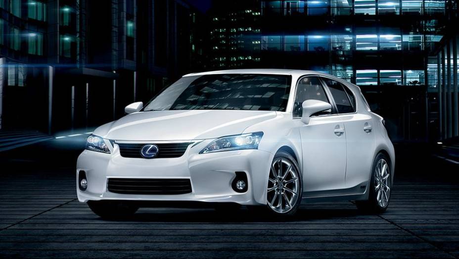 A Lexus anunciou a chegada do CT 200h ao mercado brasileiro com preço fixado em R$ 149 mil | <a href="https://gutenberg.quatrorodas.abril.com.br/noticias/fabricantes/lexus-ct-200h-chega-r-149-mil-742382.shtml" rel="migration">Leia mais</a>