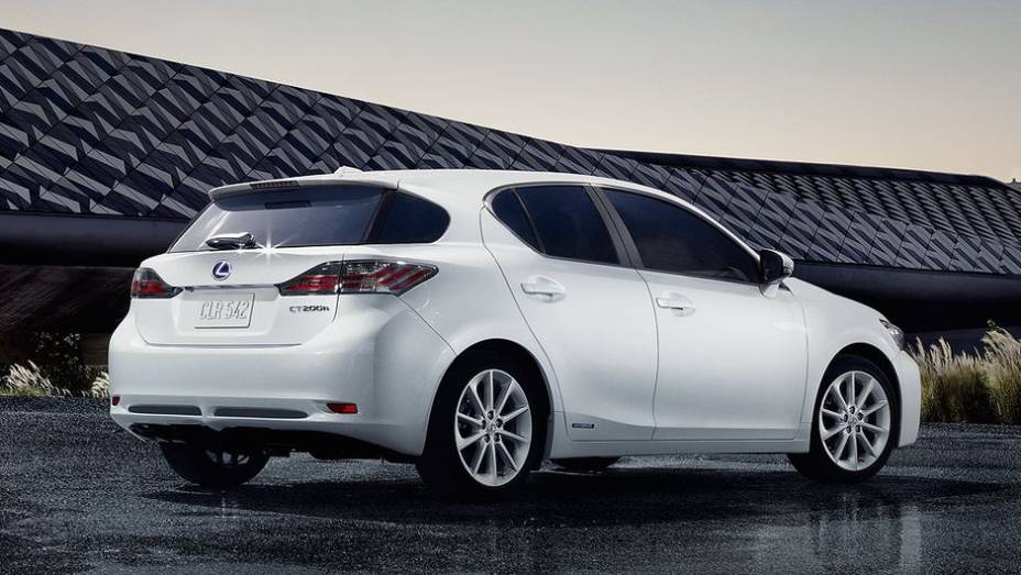 De acordo com a montadora, o modelo pode fazer 22 quilômetros/litro | <a href="https://gutenberg.quatrorodas.abril.com.br/noticias/fabricantes/lexus-ct-200h-chega-r-149-mil-742382.shtml" rel="migration">Leia mais</a>