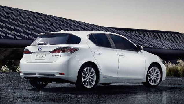 De acordo com a montadora, o modelo pode fazer 22 quilômetros/litro | <a href="https://gutenberg.quatrorodas.abril.com.br/noticias/fabricantes/lexus-ct-200h-chega-r-149-mil-742382.shtml" rel="migration">Leia mais</a> De acordo com a montadora, o modelo pode fazer 22 quilômetros/litro | <a href="https://gutenberg.quatrorodas.abril.com.br/noticias/fabricantes/lexus-ct-200h-chega-r-149-mil-742382.shtml" rel="migration">Leia mais</a>
