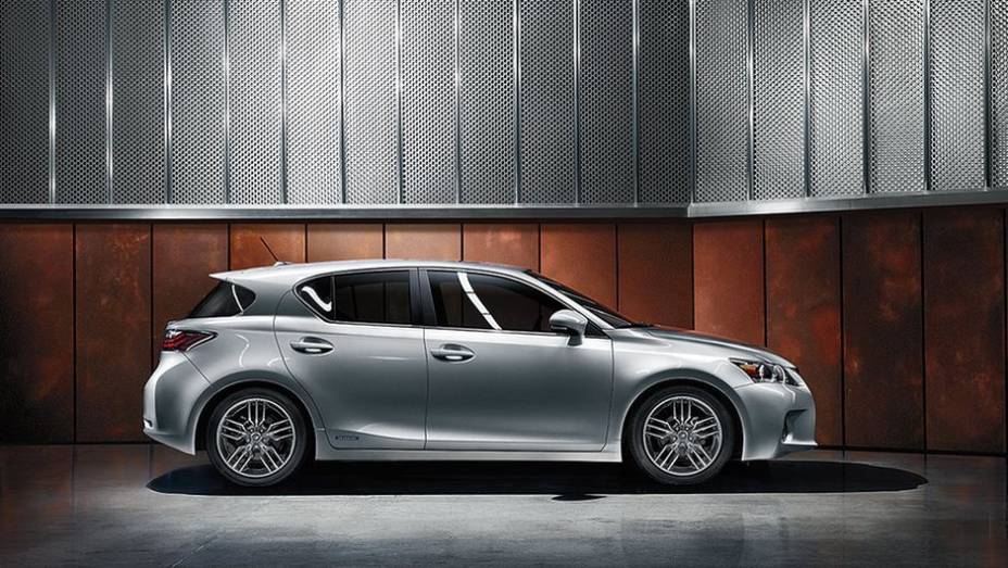 O CT 200h acelera de 0 a 100 km/h em 10,3 segundos e chega à velocidade máxima de 180 km/h | <a href="%20https://gutenberg.quatrorodas.abril.com.br/noticias/fabricantes/lexus-ct-200h-chega-r-149-mil-742382.shtml" rel="migration">Leia mais</a>