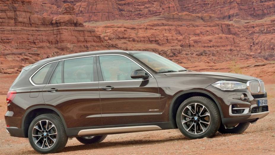 O X5 xDrive50i possui moto biturbo de 4.4 litros V8 | <a href="https://gutenberg.quatrorodas.abril.com.br/saloes/frankfurt/2013/bmw-x5-2014-753162.shtml" rel="migration">Leia mais</a>