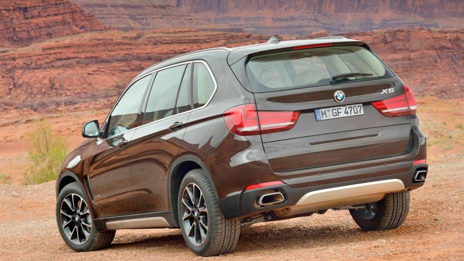 Os motoristas poderão desfrutar de um acréscimo de 45 cv em relação ao modelo anterior | <a href="%20https://gutenberg.quatrorodas.abril.com.br/saloes/frankfurt/2013/bmw-x5-2014-753162.shtml" rel="migration">Leia mais</a>