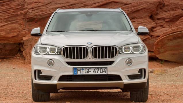 Motor é capaz de gerar até 300 cavalos de potência e 41,48 mkgf de torque e está acoplado a uma transmissão automática de oito velocidades | <a href="%20https://gutenberg.quatrorodas.abril.com.br/saloes/frankfurt/2013/bmw-x5-2014-753162.shtml" rel="migration">Leia mais</a> Motor é capaz de gerar até 300 cavalos de potência e 41,48 mkgf de torque e está acoplado a uma transmissão automática de oito velocidades | <a href="%20https://gutenberg.quatrorodas.abril.com.br/saloes/frankfurt/2013/bmw-x5-2014-753162.shtml" rel="migration">Leia mais</a>