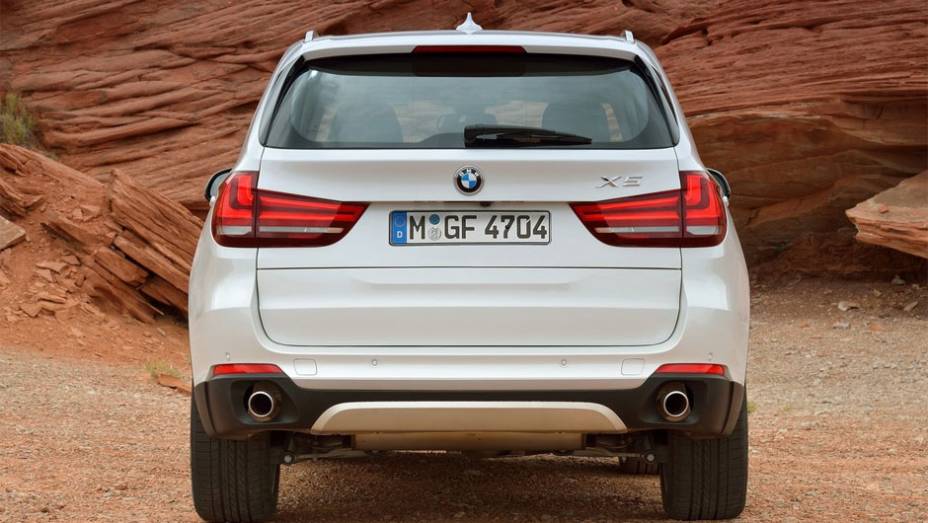 A BMW diz que essa combinação é boa o suficiente para que o novo X5 faça de 0 a 100 km/h em 6,2 segundos | <a href="%20https://gutenberg.quatrorodas.abril.com.br/saloes/frankfurt/2013/bmw-x5-2014-753162.shtml" rel="migration">Leia mais</a>