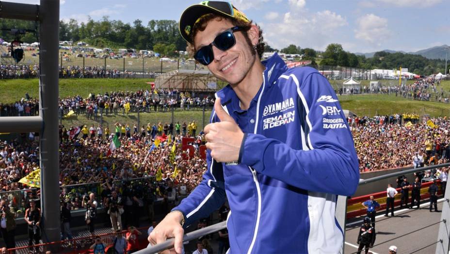 Valentino Rossi foi tocado por Álvaro Bautista e precisou abandonar prova na Itália | <a href="https://gutenberg.quatrorodas.abril.com.br/moto/noticias/motogp-lorenzo-vence-prova-mugello-742903.shtml" rel="migration">Leia mais</a>