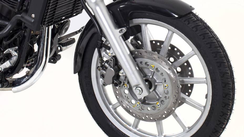 Detalhe da roda dianteira, com disco de freio duplo | <a href="https://gutenberg.quatrorodas.abril.com.br/moto/noticias/dafra-lanca-custom-horizon-250-brasil-743081.shtml" rel="migration">Leia mais</a>