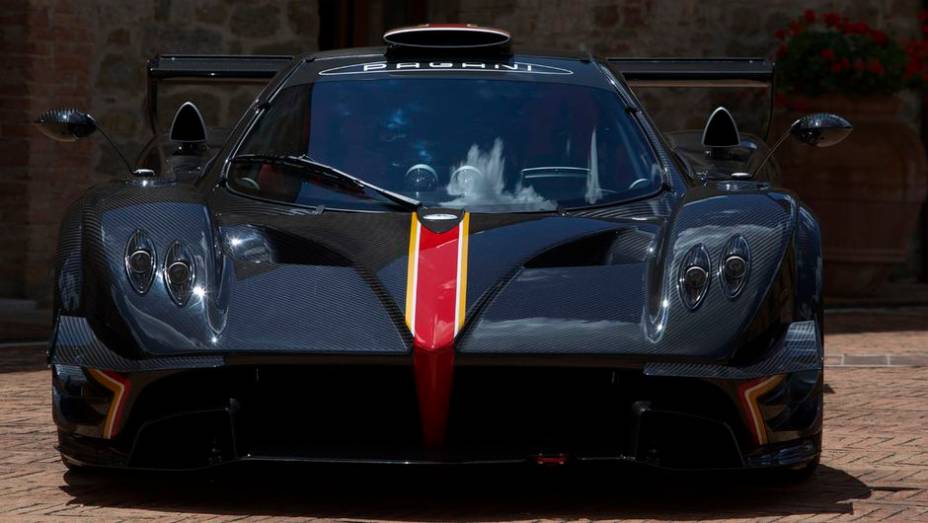 O modelo conta com chassis em carbono-titânio, fazendo com que o peso final do carro seja de apenas 1.070 kg | <a href="%20https://gutenberg.quatrorodas.abril.com.br/noticias/fabricantes/pagani-mostra-zonda-revolucion-743107.shtml" rel="migration">Leia mais</a>