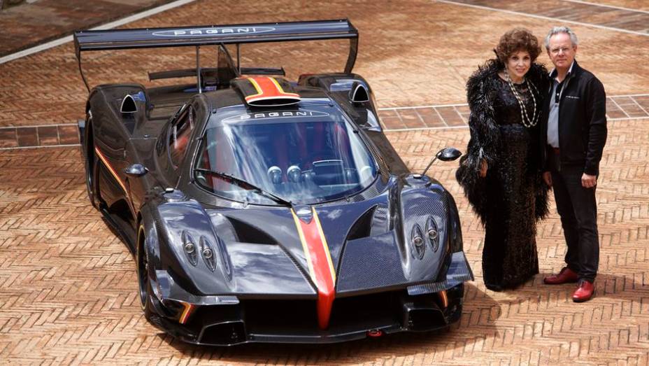 Já o motor que equipa o Zonda Revolucion é o 6.0 V12, que oferece 800 cavalos de potência e 74,4 kgfm de torque | <a href="%20https://gutenberg.quatrorodas.abril.com.br/noticias/fabricantes/pagani-mostra-zonda-revolucion-743107.shtml" rel="migration">Leia mais</a>