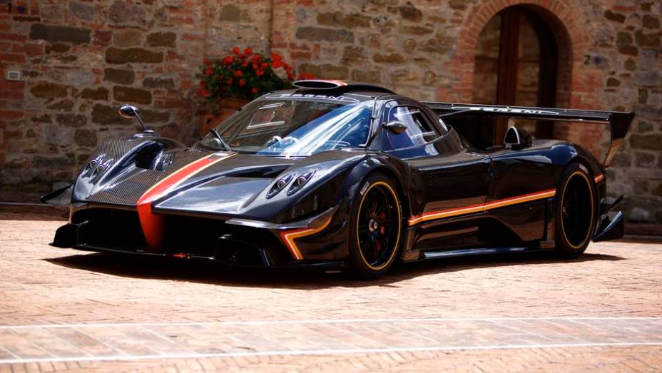 A transmissão é sequencial de seis velocidades, com tempo de troca estimado pela fabricante em 20 milisegundos | <a href="%20https://gutenberg.quatrorodas.abril.com.br/noticias/fabricantes/pagani-mostra-zonda-revolucion-743107.shtml" rel="migration">Leia mais</a>