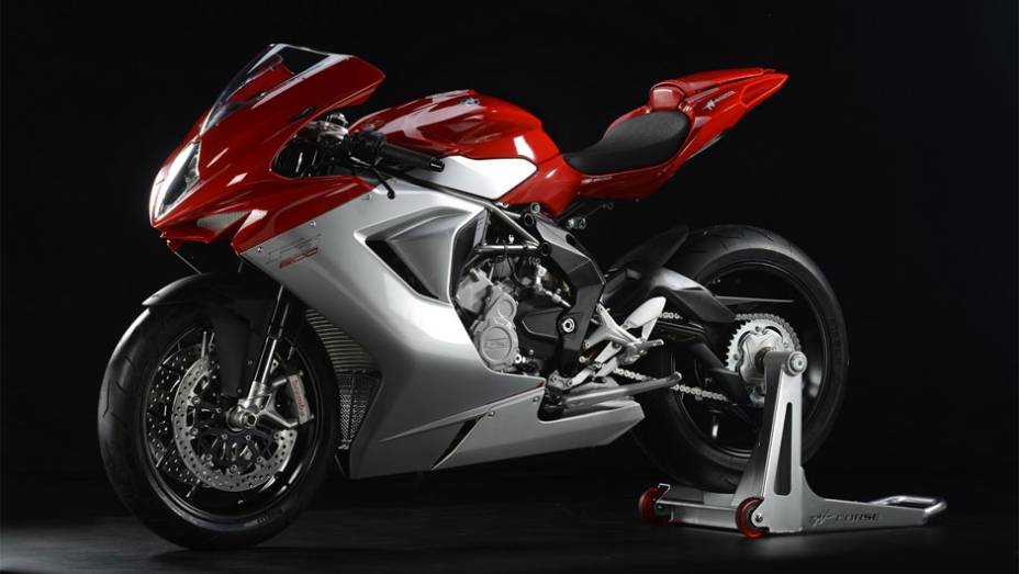 Moto vem equipada com um motor de três cilindros de 798 cc, derivado da supermotard Rivale | <a href="%20https://gutenberg.quatrorodas.abril.com.br/moto/noticias/mv-agusta-f3-800-chega-r-56-mil-792913.shtml" rel="migration">Leia mais</a>