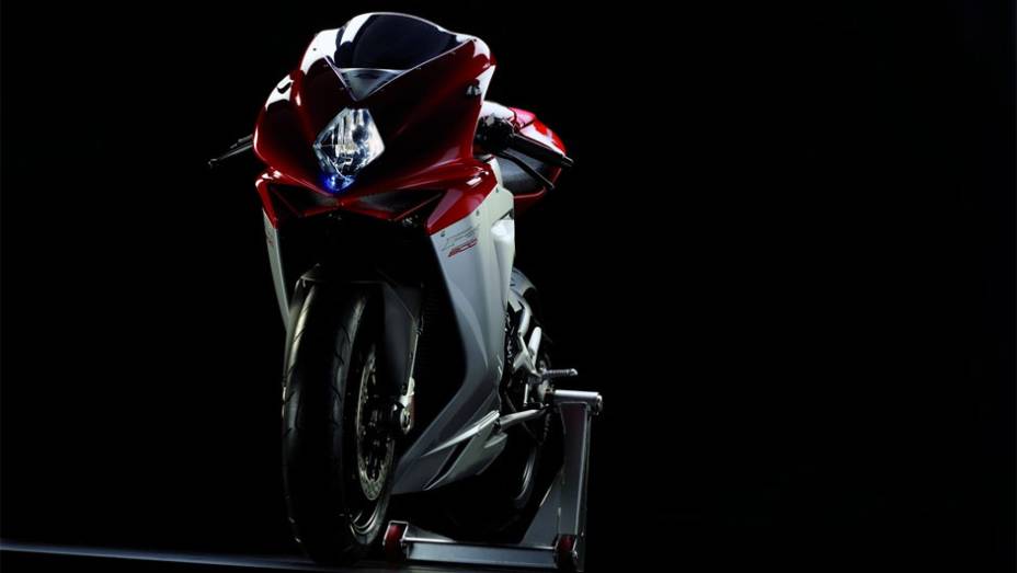 A nova MV Agusta F3 800 gera uma potência de 148 cv a 13.000 rpm e um torque máximo de 8,97 mkgf a 10.600 rpm | <a href="%20https://gutenberg.quatrorodas.abril.com.br/moto/noticias/mv-agusta-f3-800-chega-r-56-mil-792913.shtml" rel="migration">Leia mais</a>