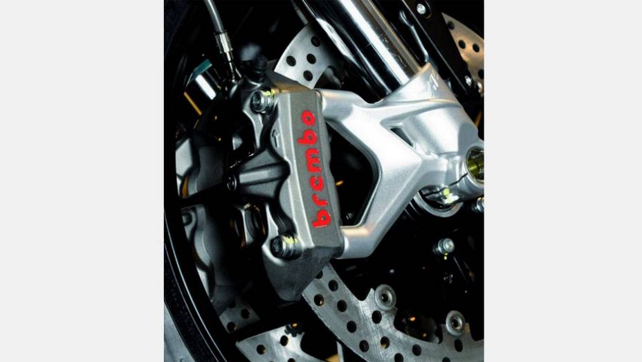 Para poder parar todo esse conjunto, a motocicleta possui freios a disco monobloco da Brembo | <a href="%20https://gutenberg.quatrorodas.abril.com.br/moto/noticias/mv-agusta-f3-800-chega-r-56-mil-792913.shtml" rel="migration">Leia mais</a>