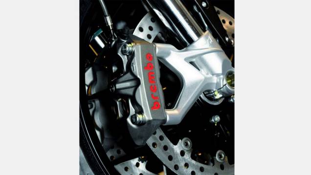 Para poder parar todo esse conjunto, a motocicleta possui freios a disco monobloco da Brembo | <a href="%20https://gutenberg.quatrorodas.abril.com.br/moto/noticias/mv-agusta-f3-800-chega-r-56-mil-792913.shtml" rel="migration">Leia mais</a> Para poder parar todo esse conjunto, a motocicleta possui freios a disco monobloco da Brembo | <a href="%20https://gutenberg.quatrorodas.abril.com.br/moto/noticias/mv-agusta-f3-800-chega-r-56-mil-792913.shtml" rel="migration">Leia mais</a>