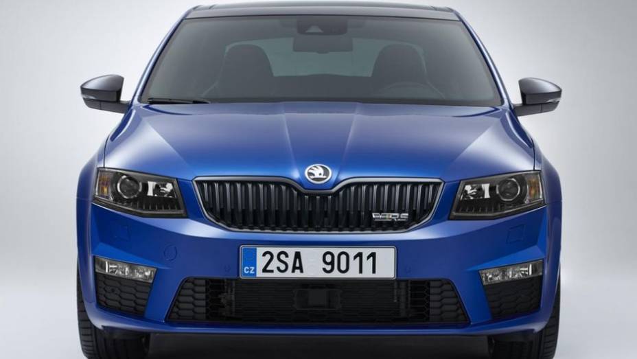 Com versões sedã e perua (Combi), o Octavia RS tem duas opções de motorização: 2.0 turbo a gasolina, que entrega 220 cavalos de potência, e 2.0 turbo a diesel, de 184 cv | <a href="https://gutenberg.quatrorodas.abril.com.br//saloes/frankfurt/2013/skoda-octavia-rs-75" rel="migration"></a>