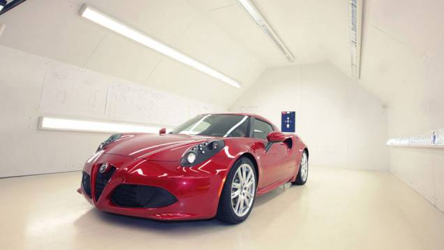 Este é o 4C, o belo esportivo da Alfa Romeo. Quer saber como ele foi produzido? Nas próximas fotos você verá todo o processo de fabricação desta macchina Este é o 4C, o belo esportivo da Alfa Romeo. Quer saber como ele foi produzido? Nas próximas fotos você verá todo o processo de fabricação desta macchina