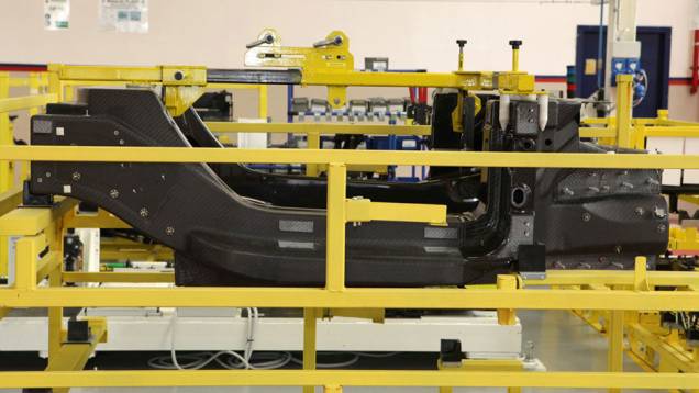 O 4C é feito na fábrica da Maserati, em Modena. Várias peças de fibra de carbono são utilizadas na montagem, como o monocoque do veículo, aqui recém-saído de um container O 4C é feito na fábrica da Maserati, em Modena. Várias peças de fibra de carbono são utilizadas na montagem, como o monocoque do veículo, aqui recém-saído de um container