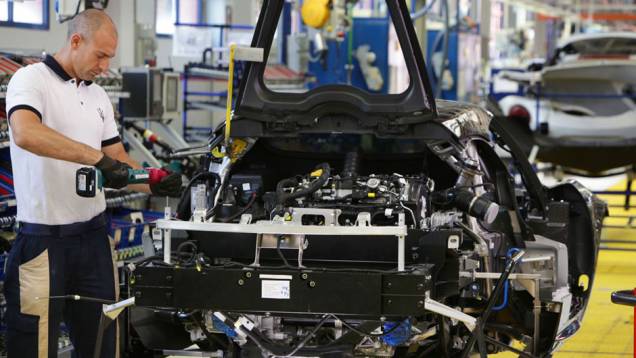 O processo de colocação do motor na carroceria é bastante delicado e requer atenção O processo de colocação do motor na carroceria é bastante delicado e requer atenção