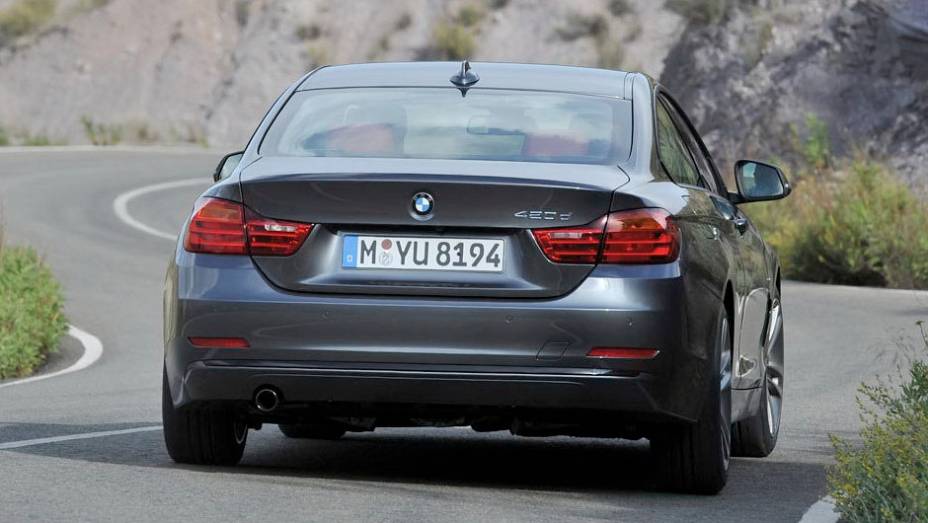 Olhando deste ângulo é quase impossível identificar se o modelo é um cupê ou um sedã | <a href="https://gutenberg.quatrorodas.abril.com.br/saloes/frankfurt/2013/bmw-serie-4-coupe-753156.shtml" rel="migration">Leia mais</a>