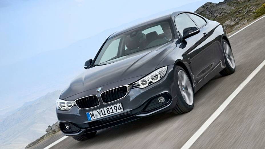 A frente tem estilo agressivo e para-choque com novas tomadas de ar | <a href="https://gutenberg.quatrorodas.abril.com.br/saloes/frankfurt/2013/bmw-serie-4-coupe-753156.shtml" rel="migration">Leia mais</a>