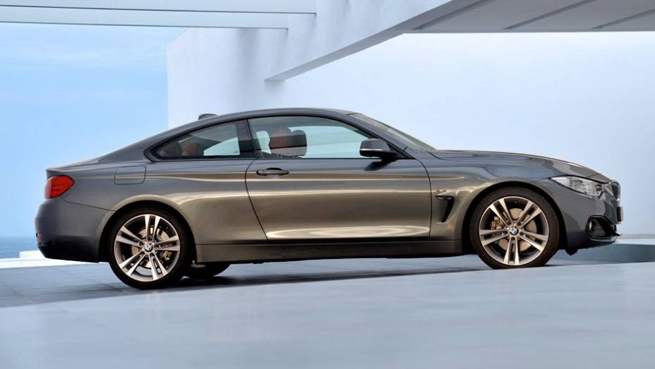 À princípio, o Série 4 será vendido nas versões 420d, 428i e 435i | <a href="https://gutenberg.quatrorodas.abril.com.br/saloes/frankfurt/2013/bmw-serie-4-coupe-753156.shtml" rel="migration">Leia mais</a>