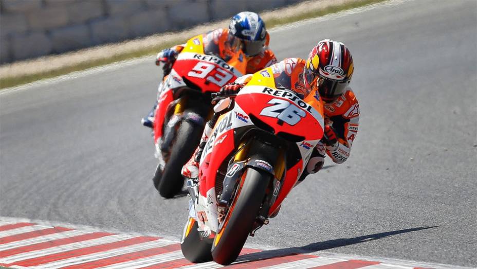 Os pilotos da equipe Repsol Honda Team, Dani Pedrosa, em segundo, e Marc Márquez, em terceiro, completaram o pódio | <a href="%20https://gutenberg.quatrorodas.abril.com.br/moto/noticias/motogp-lorenzo-domina-gp-catalunha-744220.shtml" rel="migration">Leia mais</a>