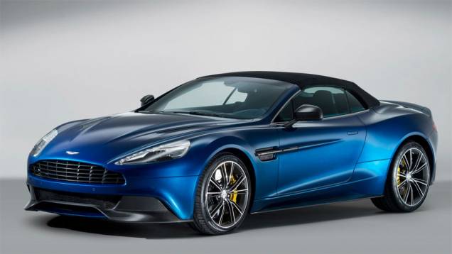 O veículo é considerado o primeiro conversível da marca feito com carroceria em fibra de carbono | <a href="https://gutenberg.quatrorodas.abril.com.br/noticias/fabricantes/aston-martin-lanca-vanquish-volante-conversivel-300-mil-dolares-744609.shtml" rel="migration">Leia mais</a> O veículo é considerado o primeiro conversível da marca feito com carroceria em fibra de carbono | <a href="https://gutenberg.quatrorodas.abril.com.br/noticias/fabricantes/aston-martin-lanca-vanquish-volante-conversivel-300-mil-dolares-744609.shtml" rel="migration">Leia mais</a>