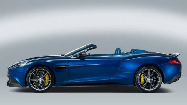Do mesmo modo que seu irmão gêmeo com teto firme, o Vanquish conversível possui um motor de 5,9 litros V12 | <a href="https://gutenberg.quatrorodas.abril.com.br/noticias/fabricantes/aston-martin-lanca-vanquish-volante-conversivel-300-mil-dolares-744609.shtml" rel="migration">Leia</a> Do mesmo modo que seu irmão gêmeo com teto firme, o Vanquish conversível possui um motor de 5,9 litros V12 | <a href="https://gutenberg.quatrorodas.abril.com.br/noticias/fabricantes/aston-martin-lanca-vanquish-volante-conversivel-300-mil-dolares-744609.shtml" rel="migration">Leia</a>