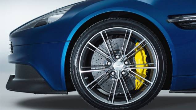 De acordo com a Aston Martin, o rendimento é suficiente para acelerar o novo Vanquish aos 100 km/h em 4s1 | <a href="https://gutenberg.quatrorodas.abril.com.br/noticias/fabricantes/aston-martin-lanca-vanquish-volante-conversivel-300-mil-dolares-744609.shtml" rel="migration">Leia m</a> De acordo com a Aston Martin, o rendimento é suficiente para acelerar o novo Vanquish aos 100 km/h em 4s1 | <a href="https://gutenberg.quatrorodas.abril.com.br/noticias/fabricantes/aston-martin-lanca-vanquish-volante-conversivel-300-mil-dolares-744609.shtml" rel="migration">Leia m</a>