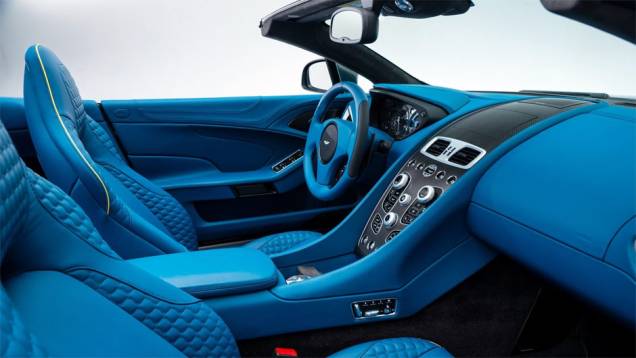 O Aston Martin Vanquish Volante também está equipado com um câmbio automático de seis velocidades | <a href="https://gutenberg.quatrorodas.abril.com.br/noticias/fabricantes/aston-martin-lanca-vanquish-volante-conversivel-300-mil-dolares-744609.shtml" rel="migration">Leia mais</a> O Aston Martin Vanquish Volante também está equipado com um câmbio automático de seis velocidades | <a href="https://gutenberg.quatrorodas.abril.com.br/noticias/fabricantes/aston-martin-lanca-vanquish-volante-conversivel-300-mil-dolares-744609.shtml" rel="migration">Leia mais</a>