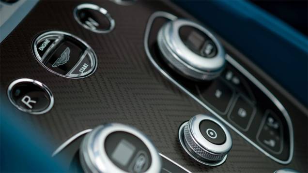 Primeiras entregas devem começar a ser feitas antes do fim deste ano no Reino Unido e na Europa | <a href="https://gutenberg.quatrorodas.abril.com.br/noticias/fabricantes/aston-martin-lanca-vanquish-volante-conversivel-300-mil-dolares-744609.shtml" rel="migration">Leia mais</a> Primeiras entregas devem começar a ser feitas antes do fim deste ano no Reino Unido e na Europa | <a href="https://gutenberg.quatrorodas.abril.com.br/noticias/fabricantes/aston-martin-lanca-vanquish-volante-conversivel-300-mil-dolares-744609.shtml" rel="migration">Leia mais</a>