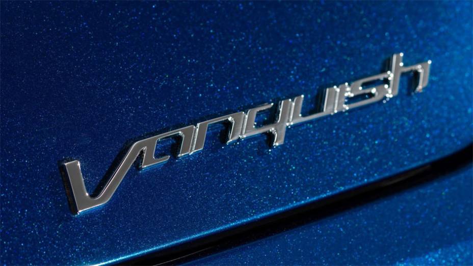 Aston Martin lança Vanquish Volante conversível por 300 mil dólares | <a href="https://gutenberg.quatrorodas.abril.com.br/noticias/fabricantes/aston-martin-lanca-vanquish-volante-conversivel-300-mil-dolares-744609.shtml" rel="migration">Leia mais</a>