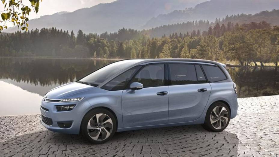 De acordo com o comunicado emitido pela montadora, a reformulada minivan chega com o pioneirismo de combinar amplo espaço interior e exterior com design fluido | <a href="%20https://gutenberg.quatrorodas.abril.com.br/noticias/fabricantes/citroen-revela-grand-c4-picass" rel="migration"></a>
