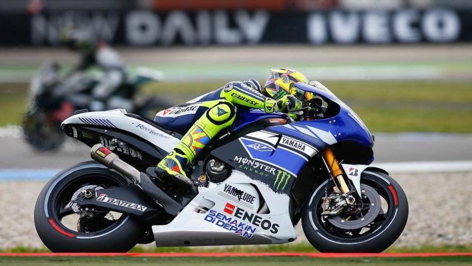 Valentino Rossi foi o vencedor da prova da MotoGP na Holanda | <a href="https://gutenberg.quatrorodas.abril.com.br/moto/noticias/motogp-rossi-reencontra-vitoria-assen-745441.shtml" rel="migration">Leia mais</a>