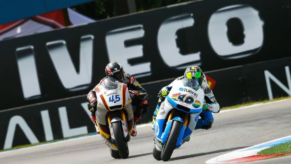 Na Moto2, disputa acirrada entre Pol Espargaró e Scott Redding | <a href="https://gutenberg.quatrorodas.abril.com.br/moto/noticias/motogp-rossi-reencontra-vitoria-assen-745441.shtml" rel="migration">Leia mais</a>