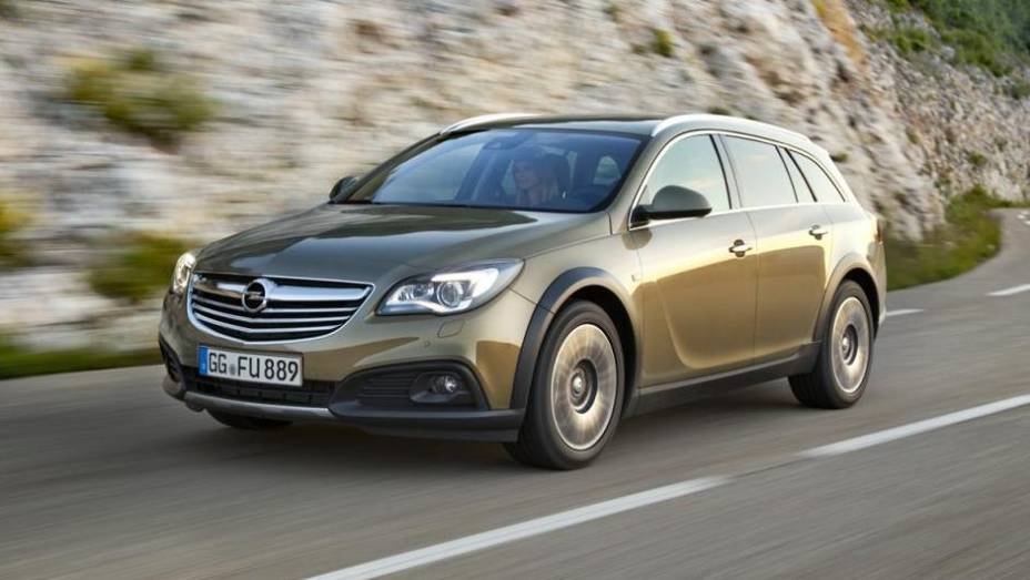 Trata-se de uma versão da perua preparada para enfrentar qualquer tipo de terreno | <a href="https://gutenberg.quatrorodas.abril.com.br/saloes/frankfurt/2013/opel-insignia-country-tourer-752099.shtml" rel="migration">Leia mais</a>